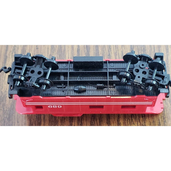 TYCO HO Scale Red White Striped Caboose 689 - Picture 6 of 8